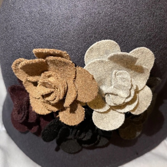 Elegant Wool Hat with Floral Accents - Picture 3 of 5